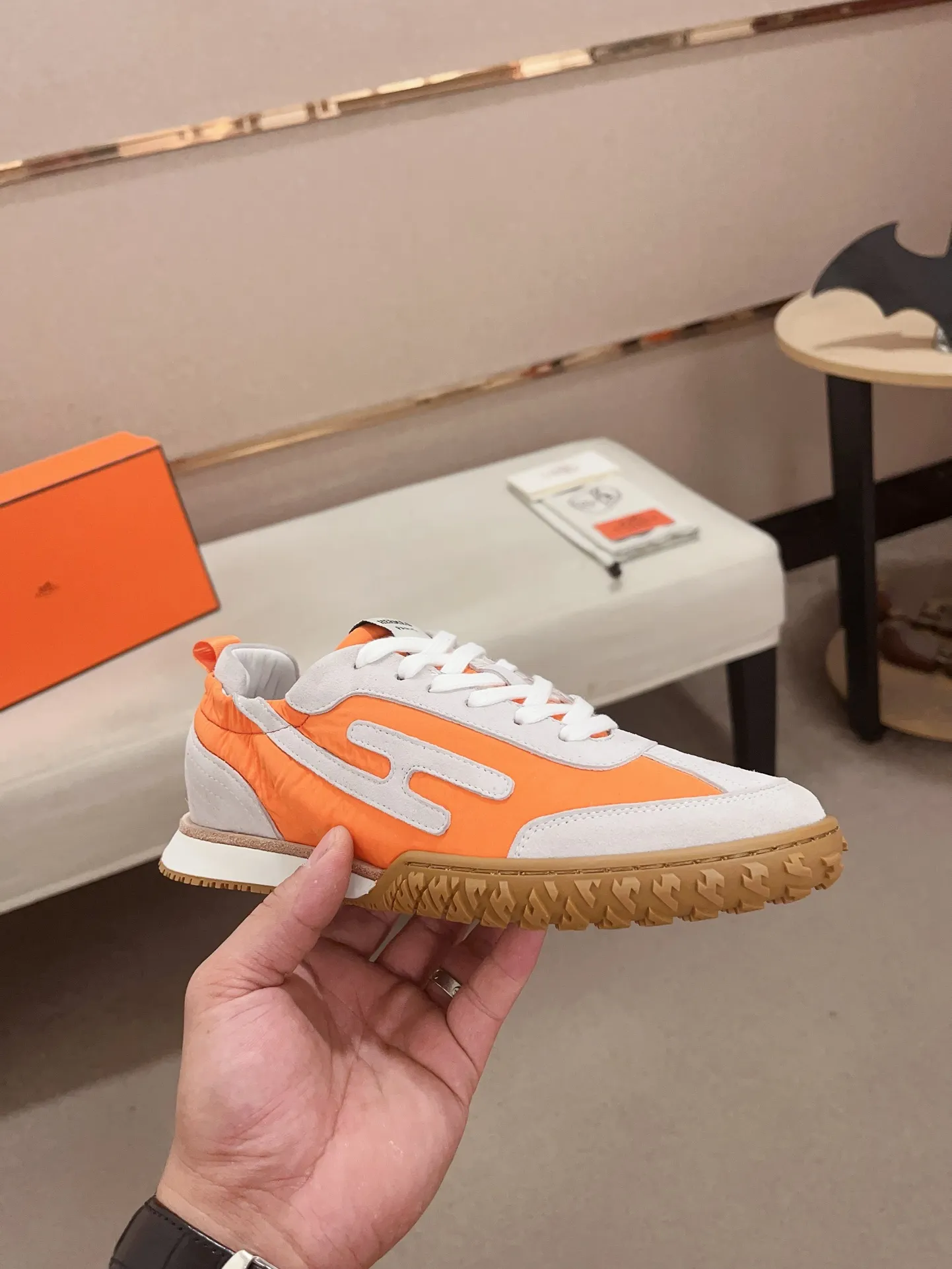 Men's men's shoes 💰: 720💰 Hermes top version # Couple style 💏 24ss casual sneakers Suede goatskin sneakers decorated with contrasting patterns and iconic "H" details, beautifully packaged at the delivery counter 🛍📦 Fabric: suede + cowhide Lining: mixed sheep lining Outsole: original TPU Bottom thickness: 2CM Size: 35-44